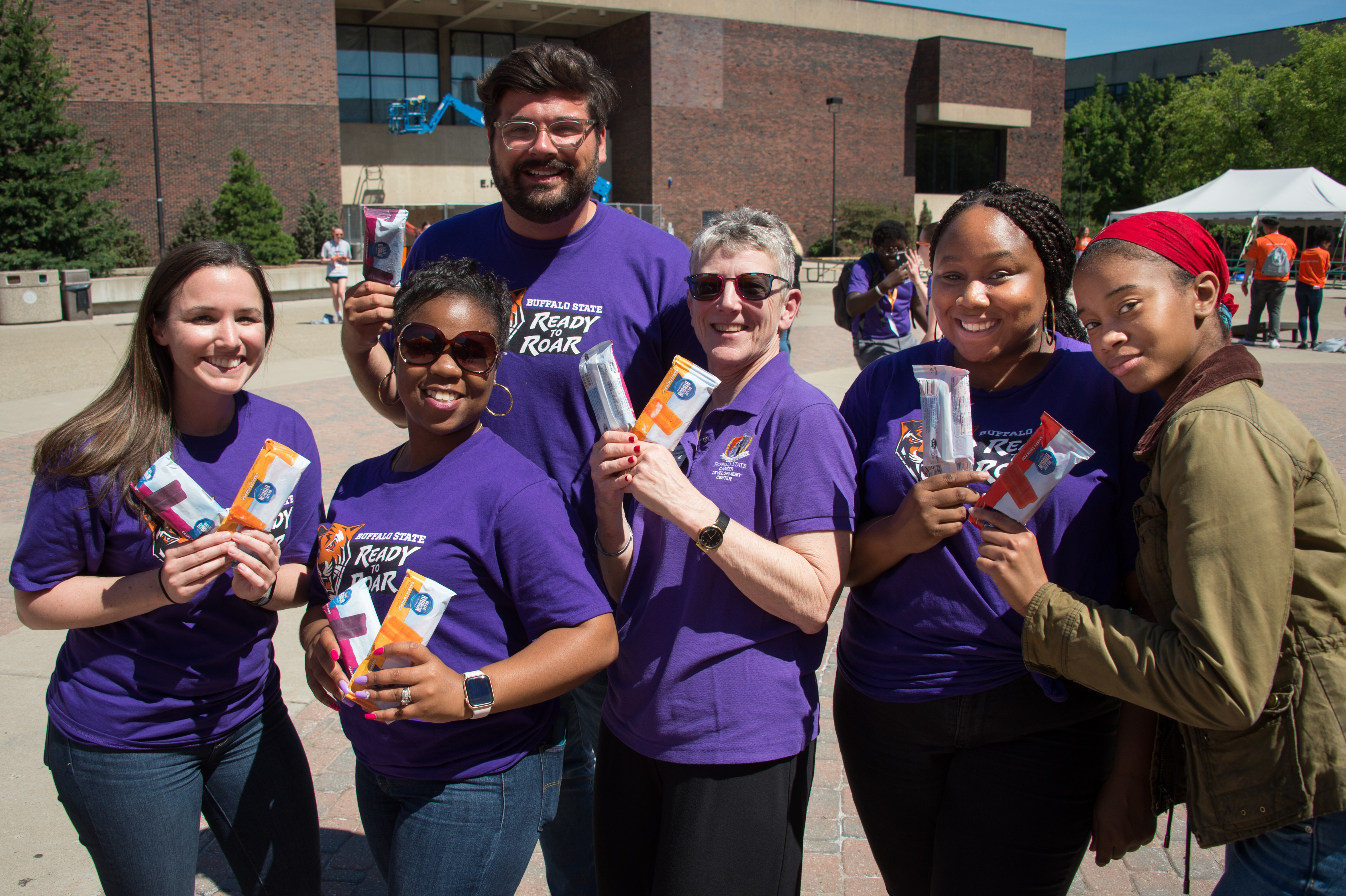 Cate Vivacqua, Tiffany Rose, Nick Fronczak, Stephanie Zuckerman-Aviles, Elaine Flowers, and Tiffany Easy giving out icecream to new students at orientation.